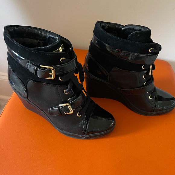 MICHAEL Michael Kors Black Lace Up Boots with Glossy Finish - Picture 2 of 4